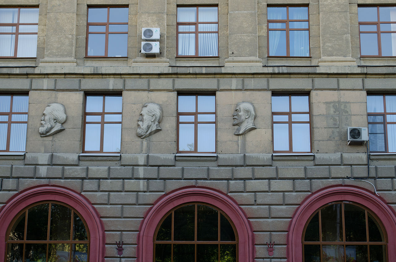Барельефы над главным входом в медицинский университет Волгограда.
